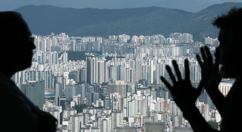 200억 한남동 집에 100억 인테리어…회삿돈으로 ‘황제사택’ 누렸다