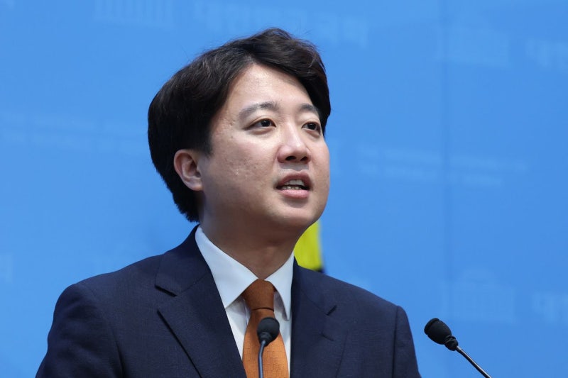 [속보] <b>이준석</b> 개혁신당 <b>대표직 사퇴</b>…“쇄신안 호응 못 얻어”