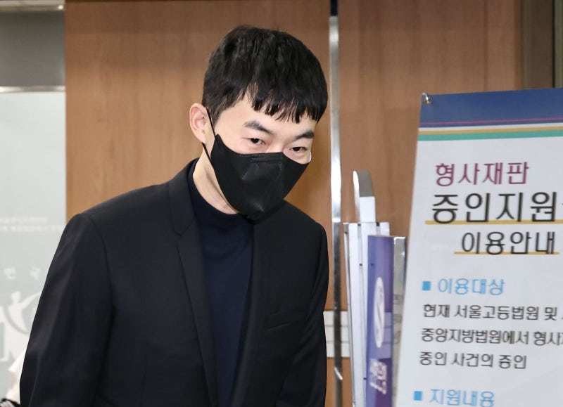 <b>문항 거래</b> ‘일타강사’ <b>현우진</b> 1심 <b>무죄</b>…재판부 “사적 <b>거래</b> 해당”