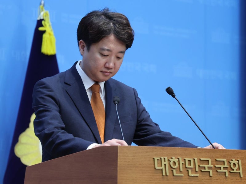 이준석 사퇴…‘국힘 합류’ 의심하며 천하람과 충돌했다
