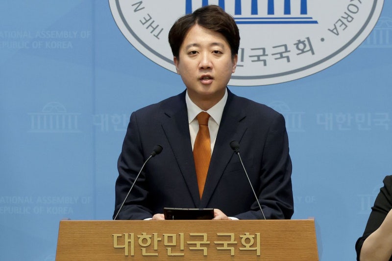[사설] ‘강성 팬덤’ 갇힌 장동혁, 물러난 이준석…험난한 보수 재건