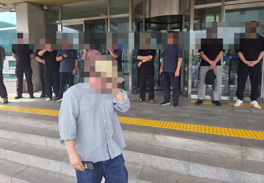 지난 7월2일 실종신고 했지만 부 경장으로 인해 사건이 허위 종결된 후 51일 만(8월22일)에 숨진 채 발견된 60대 남성 실종자의 유족이 지난 23일 제주서부경찰서 앞에서 기자회견을 하며 경찰에 항의하고 있다.