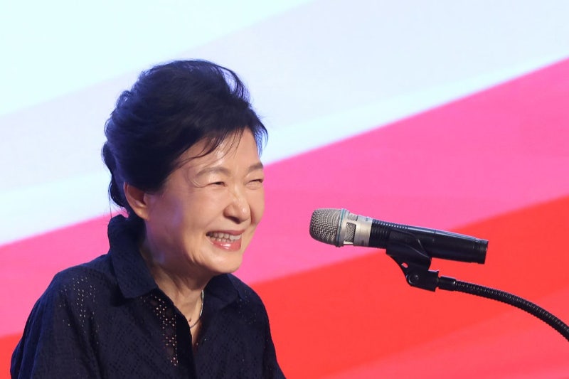 <b>박근혜</b>, 국힘 연찬회서 통합 강조…“내부 분열만큼 무서운 적 없다”