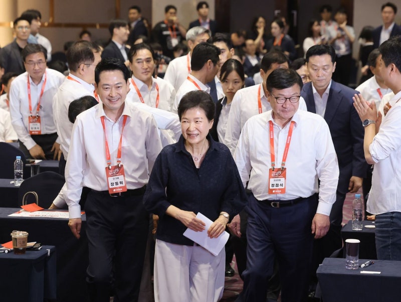 박근혜 “지도부로 뭉쳐야”…보수결집 힘 얻은 장동혁