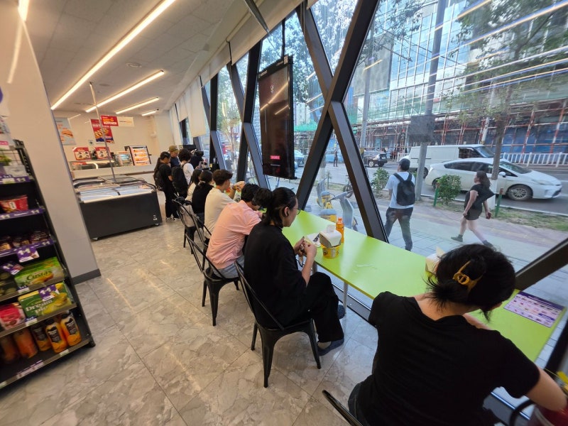 편의점 주르륵 앉아 컵라면 한그릇…이 풍경, 한국이 아니었다