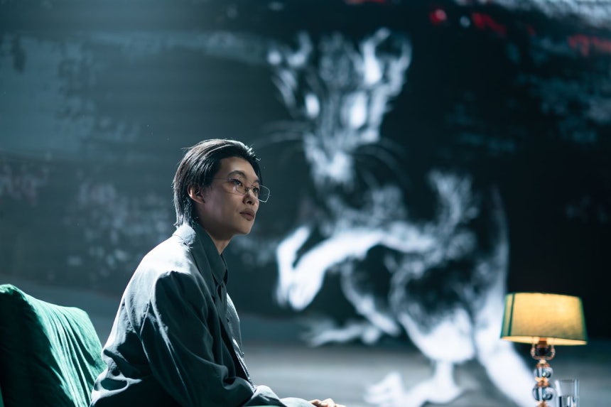 넷플릭스 신작 스릴러 '들쥐' 속 한 장면.문재 행새를 하고 다니는 들쥐.[사진 넷플릭스]