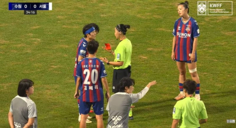 “지소연 선수 생리하나 봐”…항의하자, 되레 경고 준 <b>심판</b> 논란