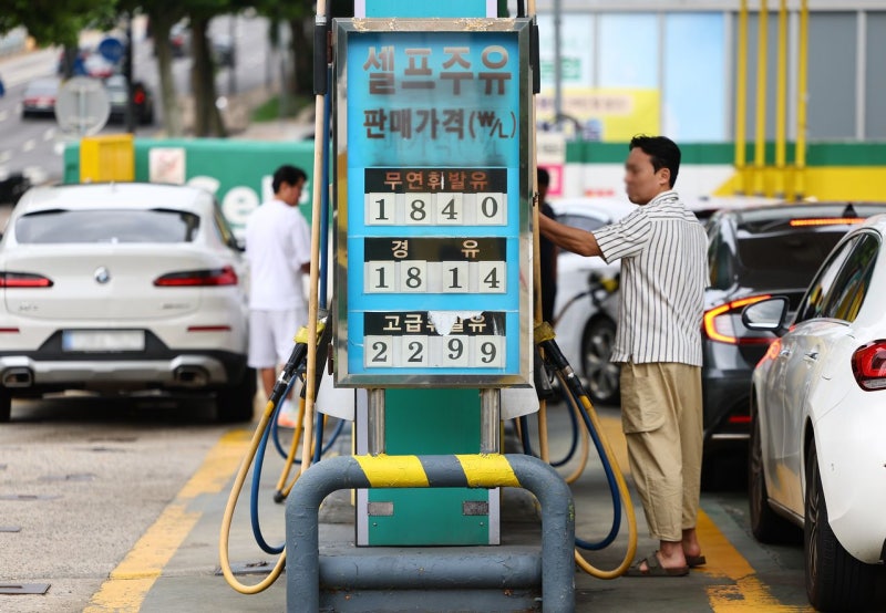 [사진] 기름값 계속 떨어지는데, 유류할증료는 왜 오르지?