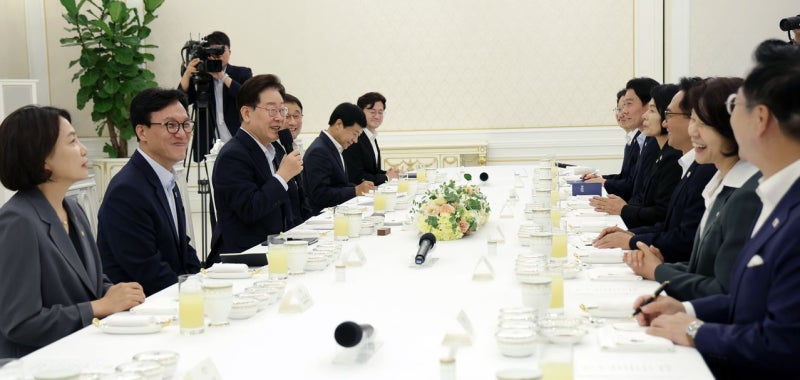 “왼쪽 안 챙겼다”던 대통령, 청와대·내각에 범여권 불렀다