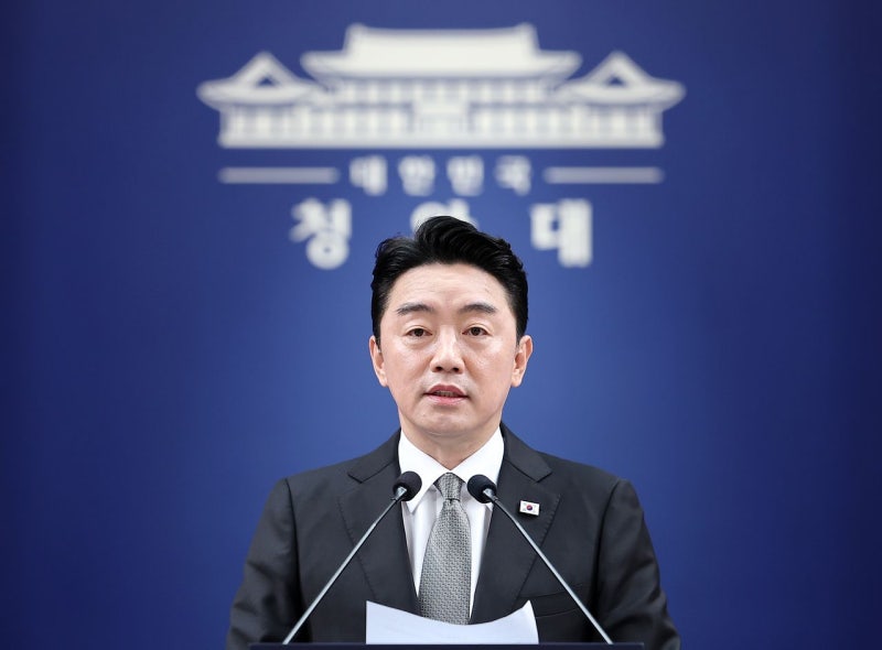 <b>강훈식</b>, 조희대 대법원장 부친상 <b>조문</b>…이장형도 동행
