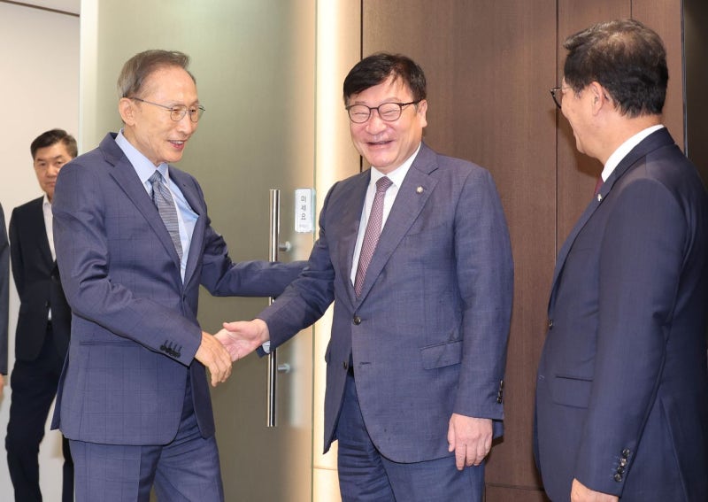 [사진] 정점식 만난 MB “국민 보고 투쟁해야”