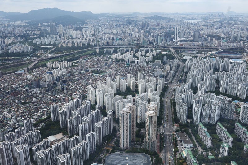 [속보] <b>비거주 1주택 종부세</b> 공제 12억 유지…9억 축소안 철회