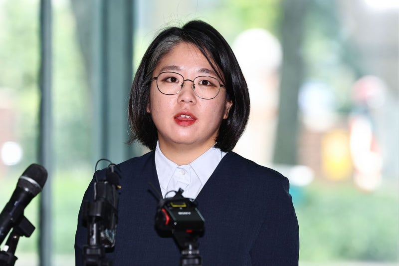 “가족과 공항 귀빈실 이용”…<b>용혜인</b>, <b>직권남용</b> 혐의 고발당했다