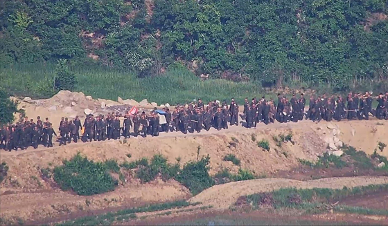 전선지역에서 대규모 병력 투입돼 작업 중인 북한군. 사진 합동참모본부
