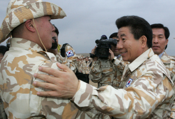 노무현 대통령(오른쪽)이 2004년 12월 이라크 자이툰 부대를 방문해 장병을 격려하고 있다. 청와대사진기자단