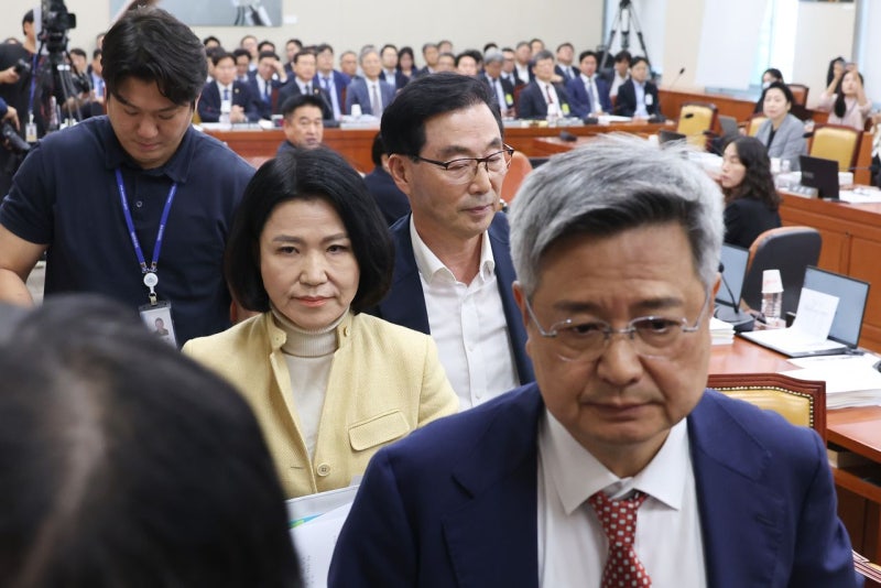 “<b>스컹크</b>”“미꾸라지”설전…과방위, 이진숙 회피 결의안 與주도 의결