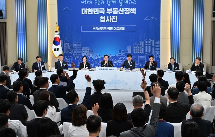 지난 7월 23일 이재명 대통령 주재로 서울 여의도 KBS에서 열린 부동산정책 국민 대토론회에서 참석자들이 발언권을 요청하고 있다. 사진 청와대사진기자단