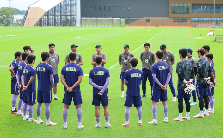 이민성 2026 아이치·나고야 아시안게임 축구대표팀 감독이 1일 충남 천안시 코리아풋볼파크에서 선수들과 대화하고 있다. 뉴스1