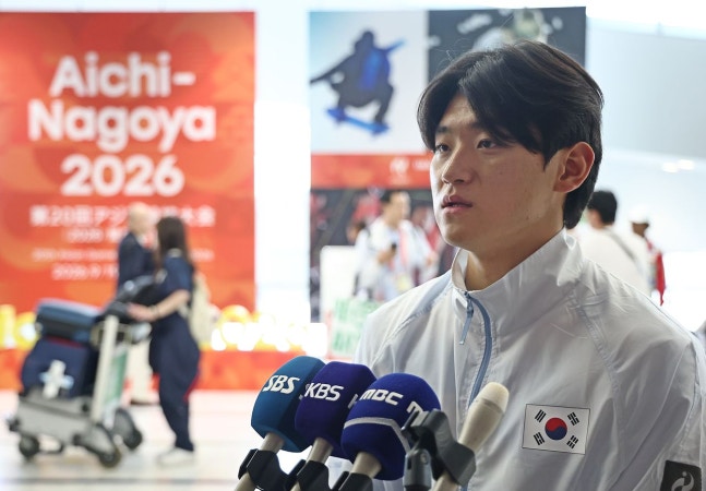 2026 아이치·나고야 아시안게임 한국 야구 대표팀 김도영이 18일 일본 주부국제공항을 통해 입국, 취재진 질문에 답하고 있다. 연합뉴스