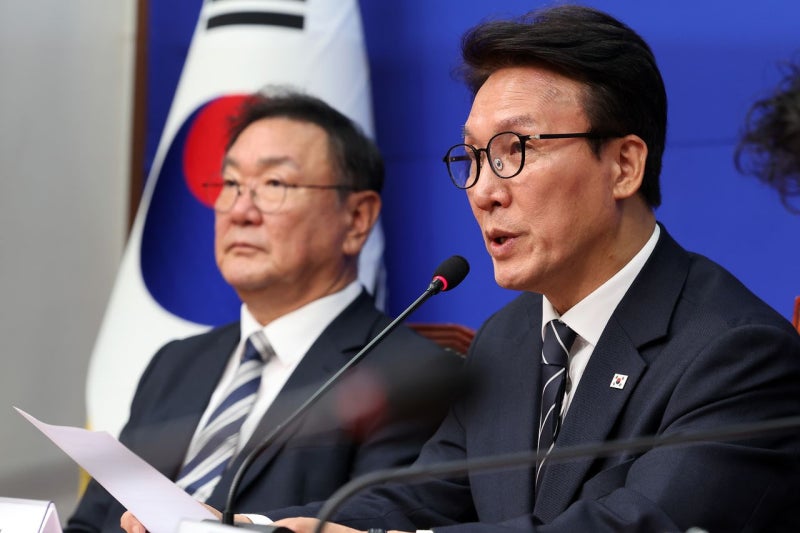 <b>김민석</b> “李, 연임 의사 없다…말꼬리 잡지 말고 <b>개헌 논의</b>해야”