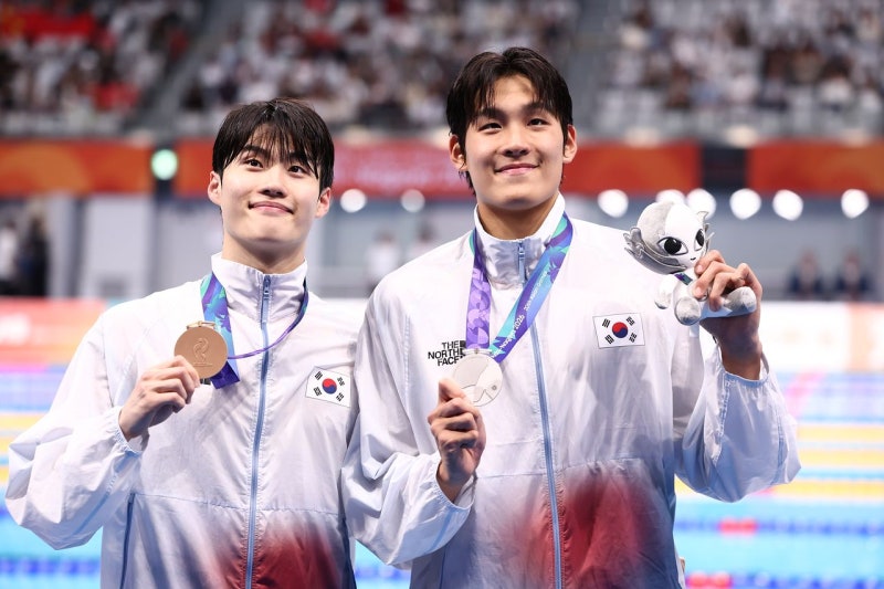 김영범, <b>자유형 100ｍ</b> <b>판잔러</b>에 0.04초 차 은메달…황선우는 銅