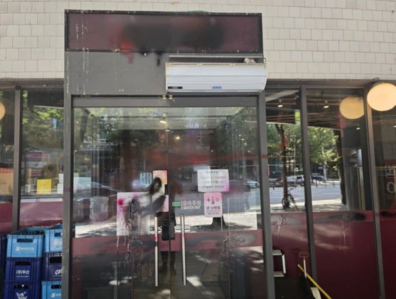 ‘가게 상호에 불만?’…한밤 <b>중식당</b>에 괴한 침입해 ‘<b>페인트 테러</b>’