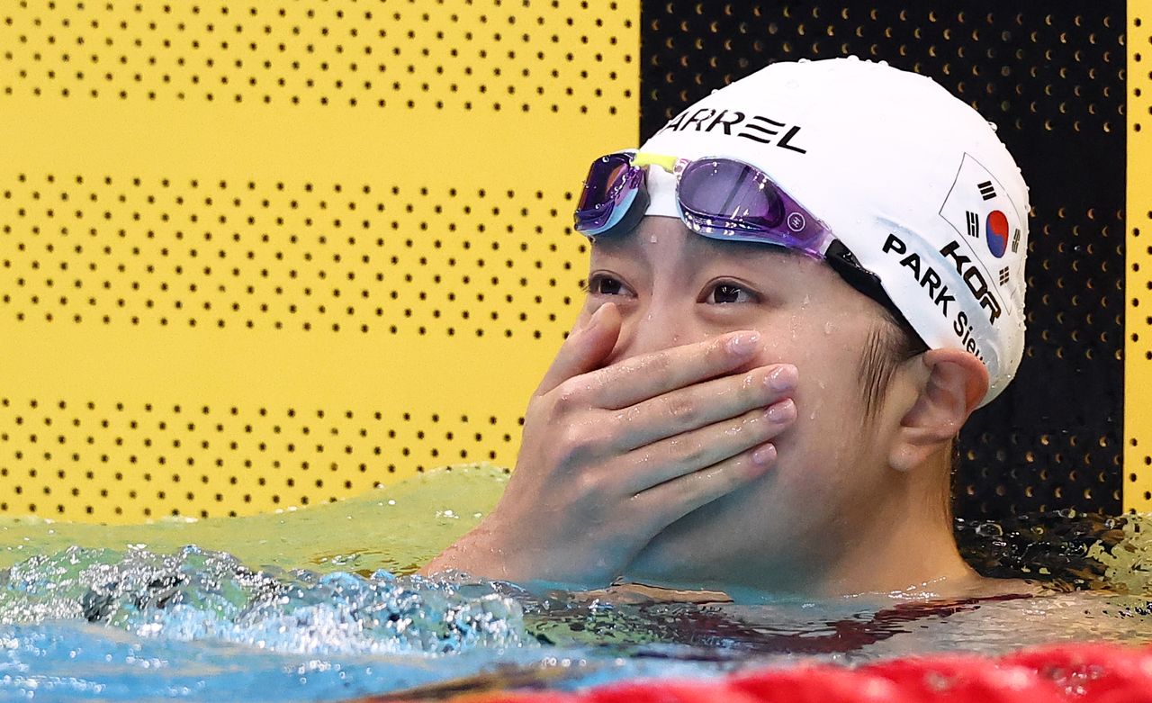 감격의 눈물… 19세 <b>박시은</b> 여자 평영 200m 銀메달 획득