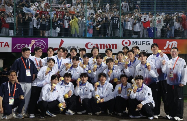 27일 일본 아이치현 도요하시 시민구장에서 열린 2026 아이치·나고야 아시안게임 야구 결승에서 금메달을 차지한 대한민국 대표선수들이 기념촬영을 하고 있다. 연합뉴스
