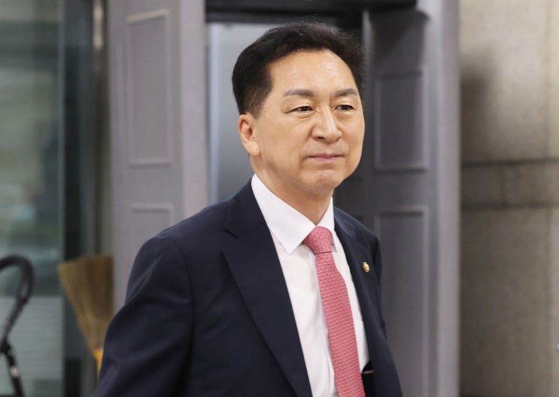 [속보] ‘김건희 로저비비에 선물’ <b>김기현</b> 의원에 <b>징역</b> 1년 <b>구형</b>