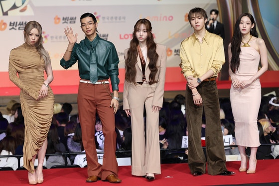 “가수는 안돼” 말린 <b>정유경</b>…신세계百 전광판에 <b>딸</b> <b>뮤비</b> 튼다