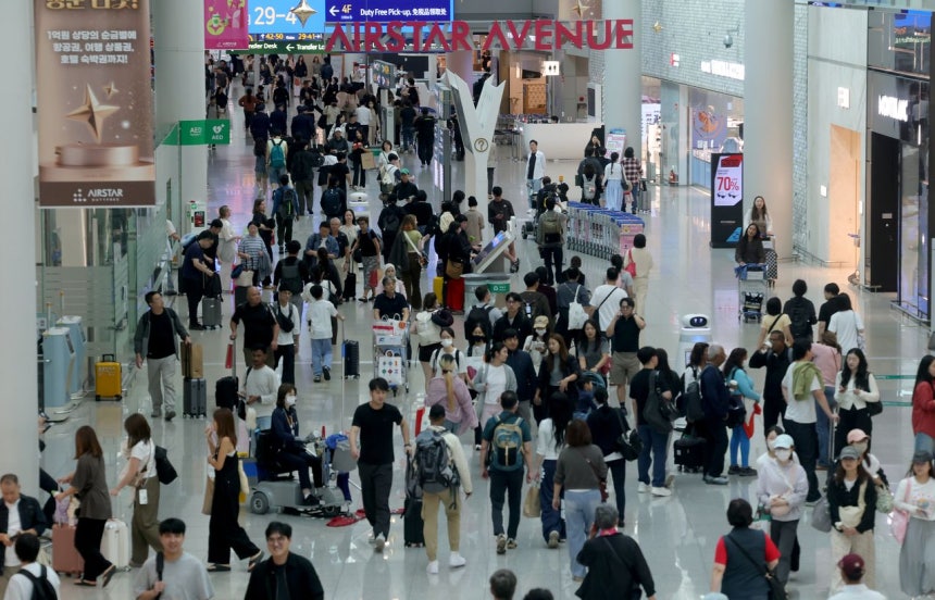 추석 연휴를 하루 앞둔 23일 오전 인천국제공항 제1터미널 면세구역이 여행객들로 붐비고 있다.올해 추석 연휴 기간 국내 공항 이용객은 195만명을 넘어설 것으로 전망됐다.뉴스1