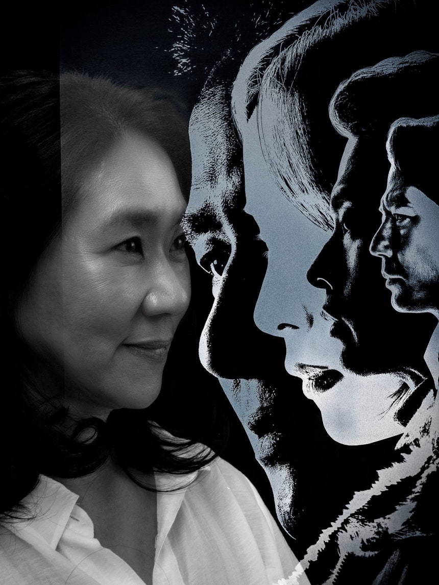 조인성·박정민·신세경 주연의 첩보 액션영화‘휴민트’포스터와 강혜정 제작자를 다중 촬영한 사진.그는 남편 류승완 감독과 함께‘밀수‘모가디슈‘군함도‘베테랑’등의 흥행작을 만들었다.권혁재 사진전