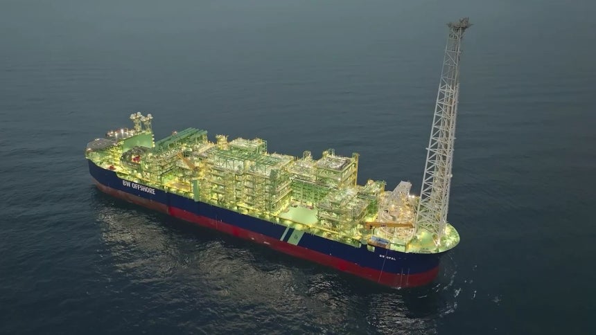 호주 북부 바로사 가스전 해상에 떠 있는 부유식 생산설비(FPSO).축구장 3.5개 길이의 거대한 선박 형태를 하고 있다.해저에서 뽑아낸 가스를 이곳에서 1차 처리한 뒤 385㎞의 파이프를 통해 육지의 다윈 LN