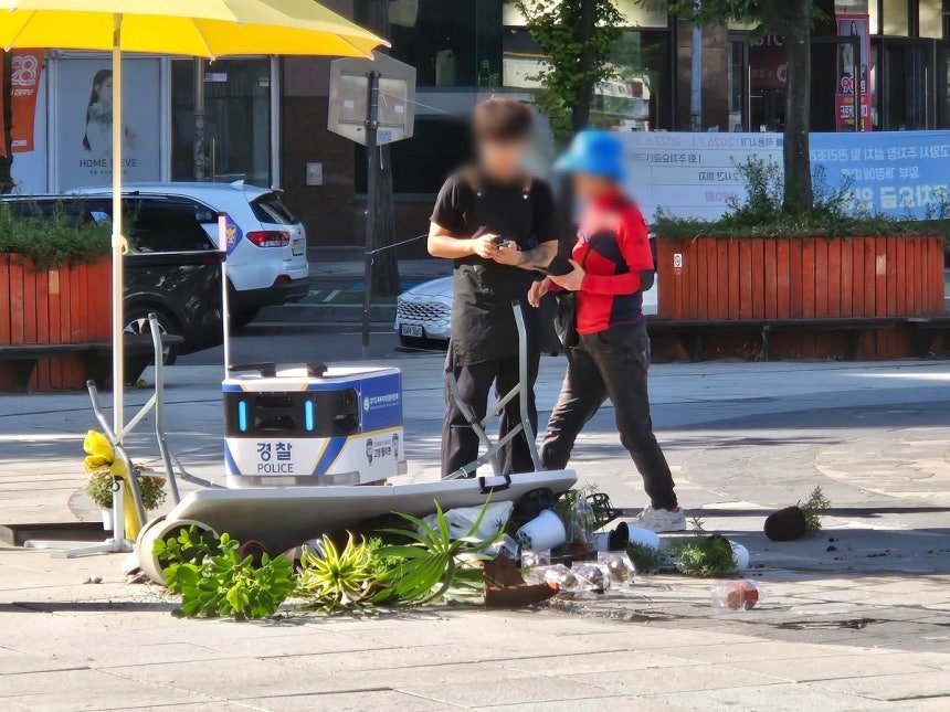 지난달 28일 고양시 화정역 광장에서‘고양 폴리봇’이 테이블을 들이받았다.그 충격으로 화분 약 20개가 깨졌다.[사진 SNS 캡처] 