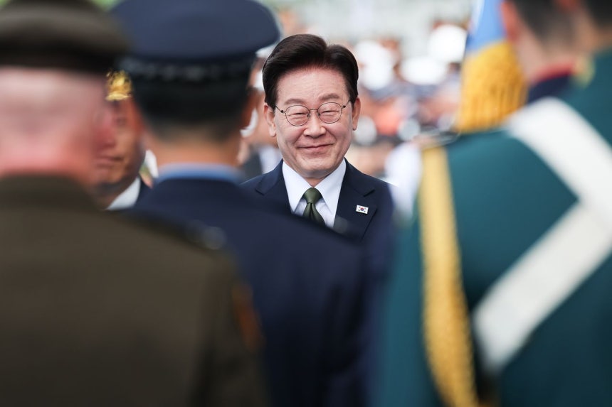 이재명 대통령이 1일 충남 계룡대 활주로에서 열린 제78회 국군의 날 기념식에서 유공자 포상 중 미소를 짓고 있다. 뉴스1