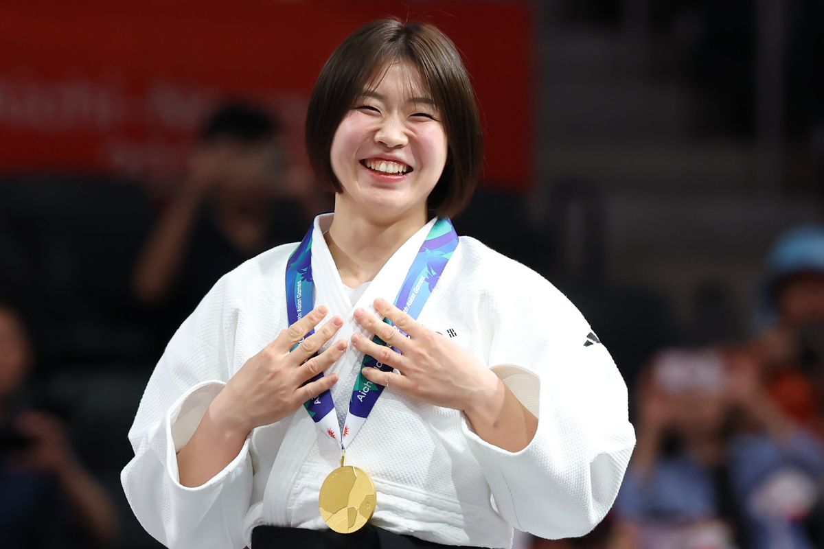 [단독] 무릎부상 딛고…금메달 시상대 오른 허미미