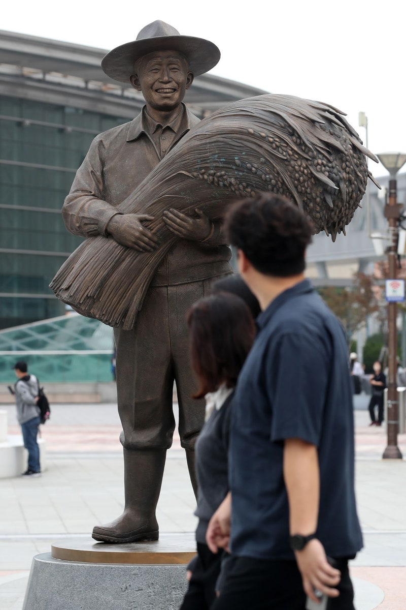 [사진] 법원 “동대구역 박정희 동상, 철거할 필요 없다”