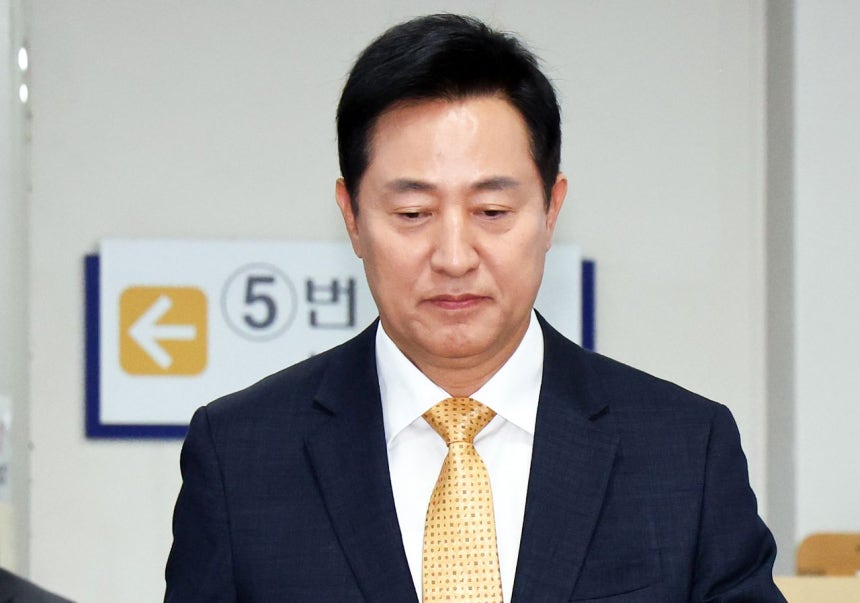 명태균 여론조사비 대납 의혹을 받는 오세훈 서울시장이 2일 오후 서울 서초구 고등법원에서 열린 정치자금법 위반 혐의 항소심 결심 공판에 출석하고 있다.뉴스1