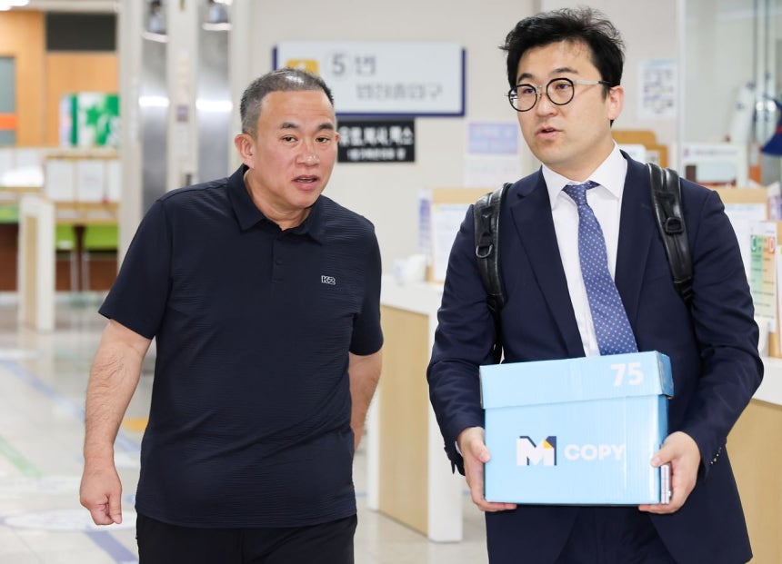 명태균 씨가 지난 11일 오전 서울 서초구 서울중앙지법에서 열린 '무상 여론조사 관련 정치자금법 위반 혐의' 항소심 2차 공판에 출석하고 있다.사진공동취재단