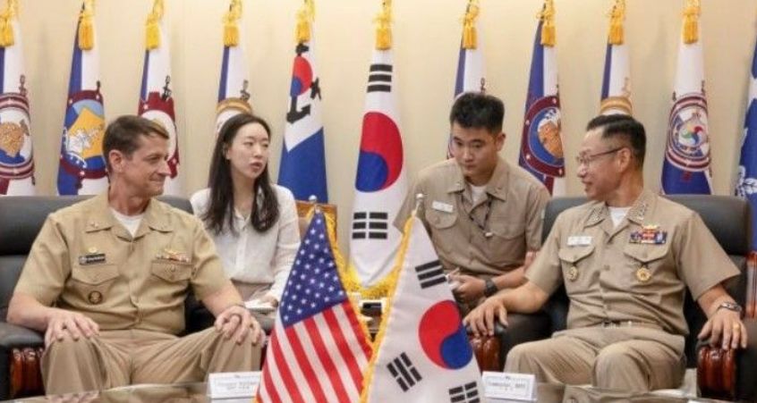 지난 9월 강정호 해군 교육사령관과 그레고리 허프만 미 해군 교육사령관이 환담을 나누는 모습.강 사령관 뒤쪽에 이지호 소위가 통역을 맡고 있다.국방일보