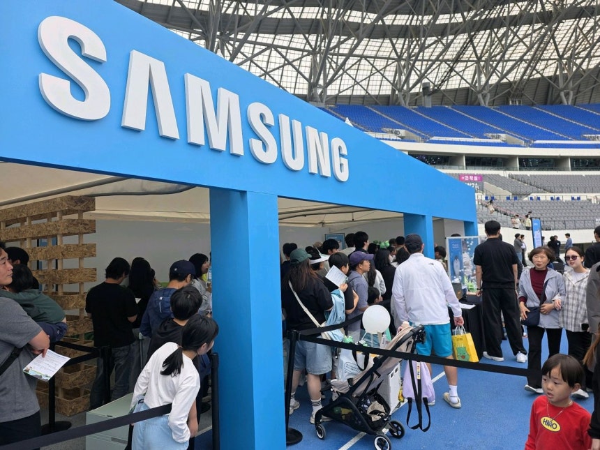 삼성전자는 지난 3일부터 이틀간 용인미르스타디움에서 열린 '2026 용인 사이버 과학축제'에 참가해 지역 주민들에게 용인 첨단시스템반도체 국가산업단지의 미래 모습과 에너지·수자원 관리 방안 등을 소개했다고 4일 밝혔