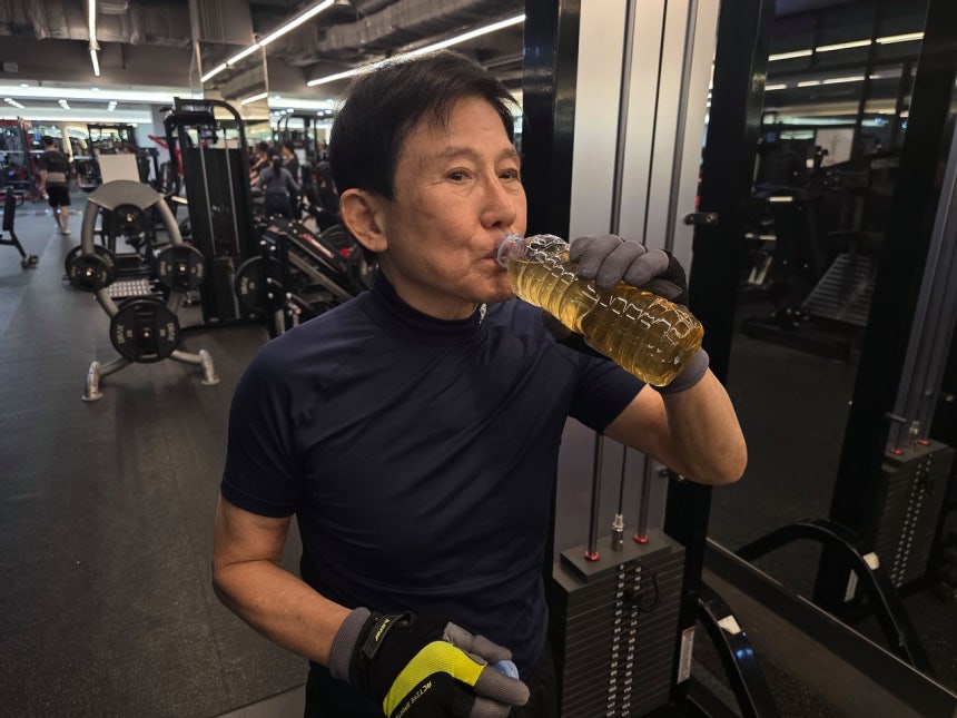 이순국 전 회장은 운동 중간중간에 보리차를 틈틈이 마신다.2시간 운동하면서 집에서 챙겨온 물 500mL를 다 마신다.김서원 기자