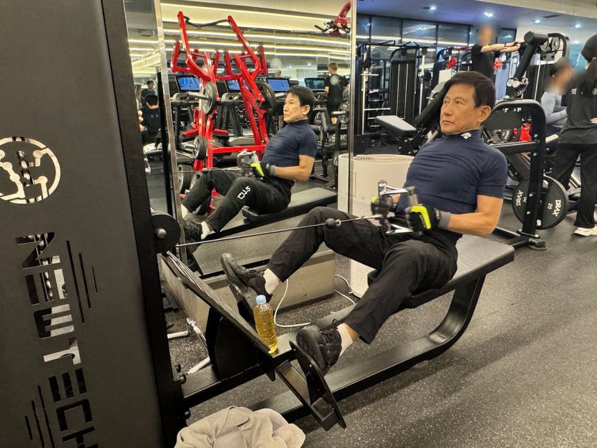이순국 전 신호그룹 회장이 지난 4월 경기도 성남시의 한 실내 헬스장에서 운동을 하고 있다.84세인 그는 이 헬스장 안에서 최고령 회원이다.도무지 나이를 가늠할 수 없는 '동안' 외모의 소유자였다.선희연 기자
