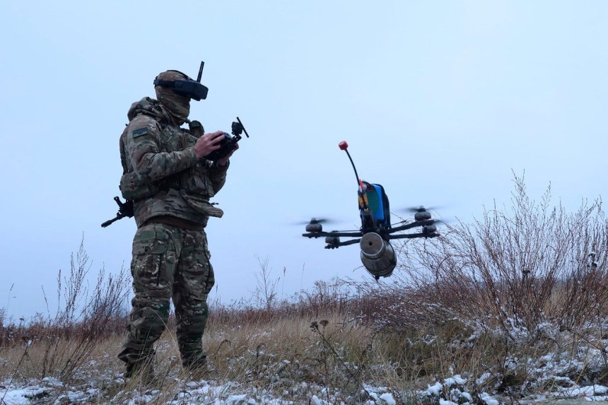 자폭용 FPV 드론을 운용하고 있는 우크라이나군 병사.사진 밀리타르니