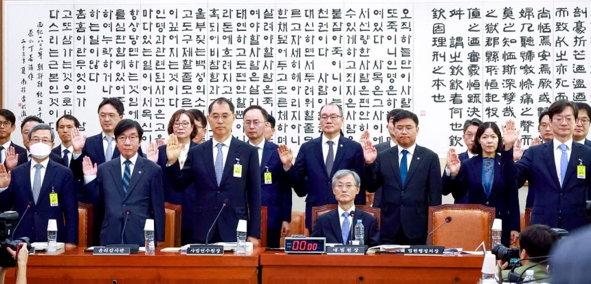 조희대 대법원장이 6일 국회에서 열린 법사위 국정감사에서 피감 기관장 등이 증인선서를 하는 동안 자리에 앉아 있다.장진영 기자