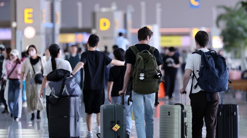 [단독] “항공권도 비싼데…” 인천공항, 이용료 5000원 인상 추진
