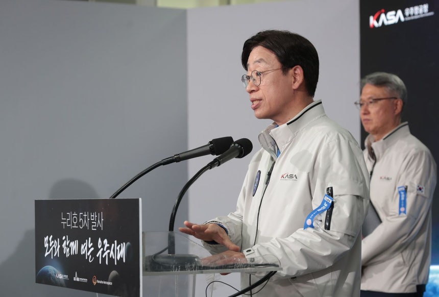 오태석 우주항공청장이 7일 나로우주센터에서 누리호 발사 결과를 설명하고 있다.[뉴시스]