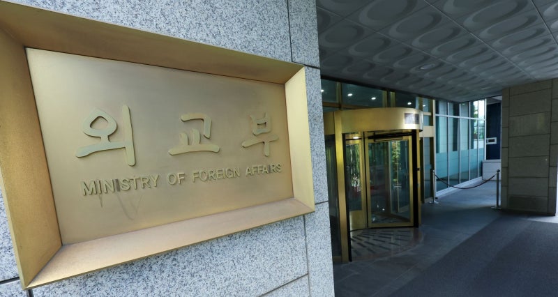 [속보] <b>외교부</b> “주우크라 <b>대사</b> 본국 <b>소환</b>”…‘北포로 공개’ 항의