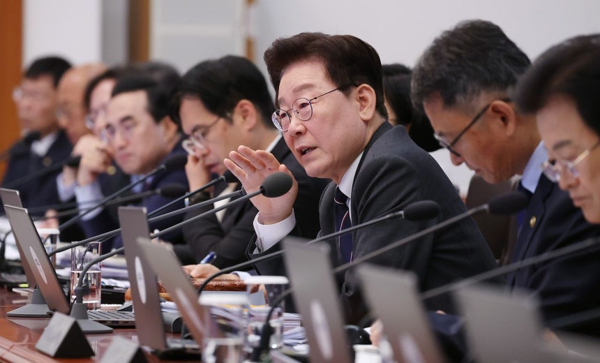 이재명 대통령이 6일 청와대에서 열린 제43회 국무회의에서 발언하고 있다.청와대사진기자단