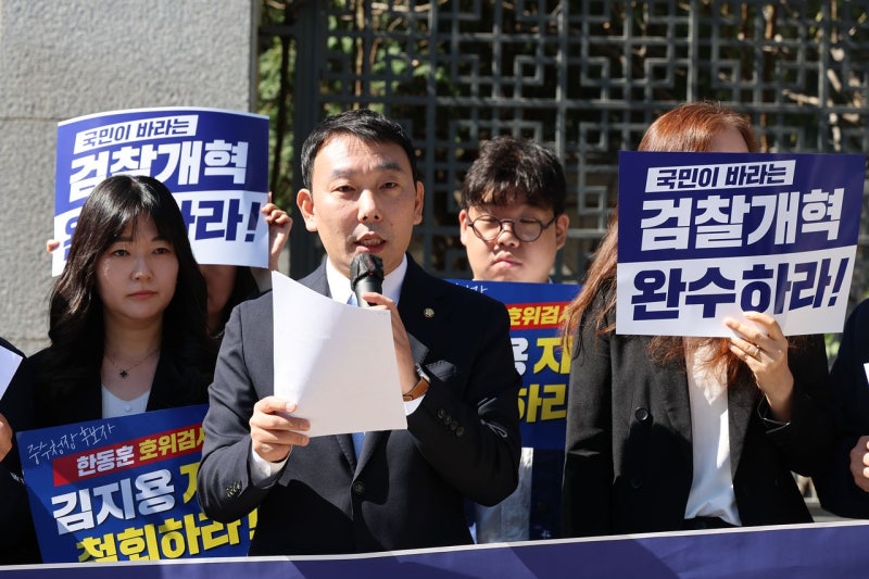 <b>김용민</b>, 李대통령 겨냥 “자리 탐하지않아…<b>사법개혁</b> 위해 계속 <b>진군</b>”